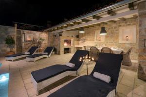 Πισίνα στο ή κοντά στο Enticing Sunset Villa With Magnificent Sea ViewS