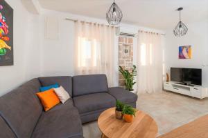 Μια τηλεόραση ή/και κέντρο ψυχαγωγίας στο Enticing Sunset Villa With Magnificent Sea ViewS