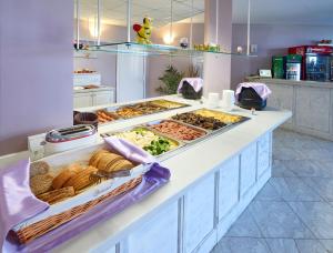 una línea de buffet con muchos tipos diferentes de comida en Toma's Residence - Front Beach, en Tsarevo