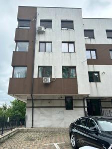 a black car parked in front of a building at Ultracentral Palas in Iaşi