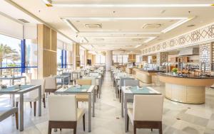 Restaurace v ubytování Hotel Yaramar - Adults Recommended