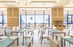 Restaurace v ubytování Hotel Yaramar - Adults Recommended