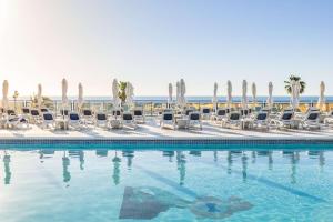 Bazén v ubytování Hotel Yaramar - Adults Recommended nebo v jeho okolí