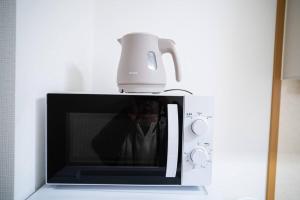 a blender sitting on top of a microwave at 新小岩デメテル303 in Tokyo