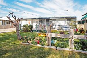 朱里恩湾"Do-Fish"的院子中带围栏和鲜花的房子