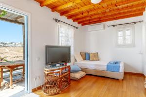 TV a/nebo společenská místnost v ubytování Alisachni House Mykonos