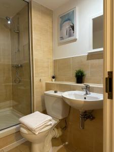 ein Badezimmer mit Toilette, Waschbecken und Dusche in der Unterkunft City Centre 2 Bed Room 2 Bath Room Apartment with En-suite in Liverpool