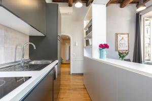 A kitchen or kitchenette at Rome as you feel - Grotta Pinta apartments Még 37 kép