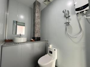 un bagno bianco con un water e un lavandino di Thanh Bình Homestay a Nha Trang