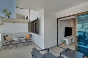 Μια τηλεόραση ή/και κέντρο ψυχαγωγίας στο Martina's Suite Vacation