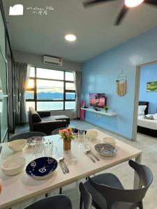 哥打京那巴鲁Maison life 小居屋 Jesselton Quay CityPads的一间带桌椅的餐厅和一间卧室