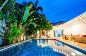 una piscina in una villa con palme di Private Pool 3B villa Snooker Karaoke Beach 200m a Pattaya Sud