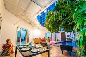 un soggiorno con una grande pianta di Private Pool 3B villa Snooker Karaoke Beach 200m a Pattaya Sud