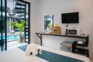 TV a/nebo společenská místnost v ubytování Chanakarn Pool Access Rawai