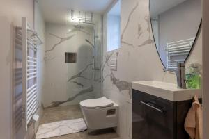 une salle de bains avec douche, toilettes et lavabo dans l'établissement Le Château de Marmagne - Belle maison de campagne, à Marmagne 18 autres photos