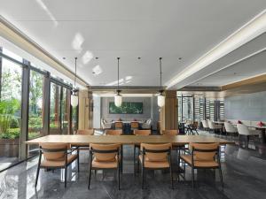 a large dining room with a large table and chairs at HOMM Huzhou Xisai Shan in Huzhou
