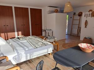 una sala de estar con una cama y una mesa en Deluxe Room Santa Barbara de Nexe, en Santa Bárbara de Nexe
