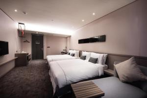 เตียงในห้องที่ Hotel Reve Taichung