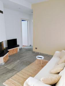 a living room with a white couch and a table at Appartamento Casa Libe in Ornavasso
