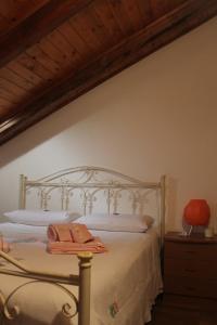 a bedroom with a white bed and a wooden ceiling at Casa delle Grazie in Piaggine