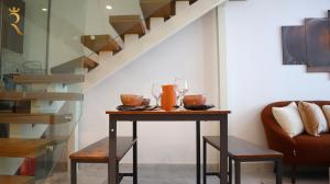 Χώρος καθιστικού στο Plush 2BR Retreat in Masdar City - Modern Stay Near Masdar Park & City Centre