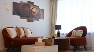 Posezení v ubytování Plush 2BR Retreat in Masdar City - Modern Stay Near Masdar Park & City Centre