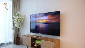 TV a/nebo společenská místnost v ubytování Plush 2BR Retreat in Masdar City - Modern Stay Near Masdar Park & City Centre