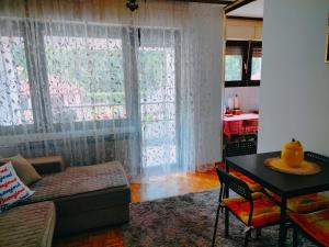 Χώρος καθιστικού στο Apartman Ana