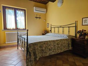 un dormitorio con una cama y una ventana en Agriturismo Ca Serrantonio - Ferri Villetta Mozart, en Urbania 11 fotos más
