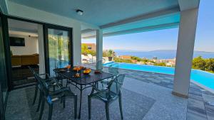 マカルスカにあるVilla La Marのダイニングテーブル、景色を望むバルコニー(椅子付)