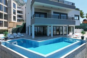 マカルスカにあるVilla La Marの家の前のプール