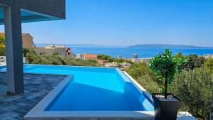 マカルスカにあるVilla La Marの鉢植えの木が横にある青いプール +46枚の写真