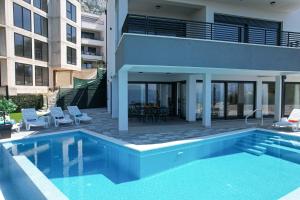 マカルスカにあるVilla La Marの家の前のプール