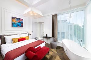 Postel nebo postele na pokoji v ubytování Three Corners Avenue Hotel