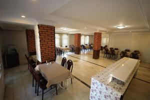 a dining room with a table and chairs and a room with tables and chairsktop at Hotel Cappa in Ürgüp
