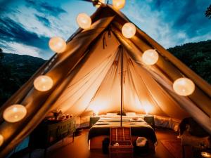 Nespecifikovaný výhled na hory nebo výhled na hory při pohledu z luxury tent