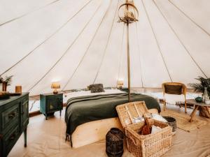 Rúm í herbergi á Hoopoe Glamping
