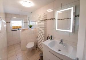Ένα μπάνιο στο Gemütliche Ferienwohnung Monheim