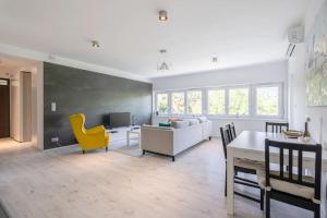 ブダペストにあるEarthy Elegance Apartmentのソファとテーブルのあるリビングルーム