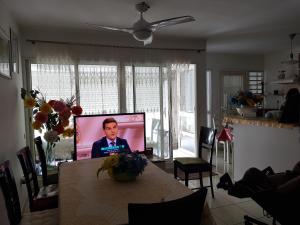 a living room with a tv and a table at T3 dans résidence bon standing très proche centre ville Saint Denis in Saint-Denis