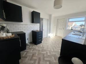 Η κουζίνα ή μικρή κουζίνα στο Stay Your Way Custom Housing for Contractors, Short or Long-Term +11 φωτογραφίες