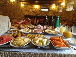 una mesa con muchos platos de comida. en Hotel Luxor, en Ouro Preto