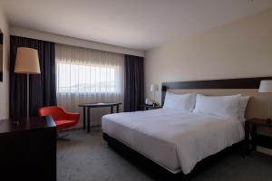 Postel nebo postele na pokoji v ubytování Hilton Garden Inn Marseille Provence Airport