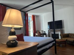 TV a/nebo společenská místnost v ubytování Suite La Duchesse - SPA-JACUZZI - MASSAGE- SAUNA - 4 SAISONS - Piscine chauffée Toute l'année - 800m centre ville