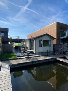 ein Haus mit einem Swimmingpool vor dem Haus in der Unterkunft Vinkestek Verhuur in Vinkeveen