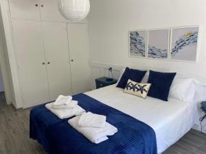 a bedroom with a bed with towels on it at Casa La Isla in Sagres