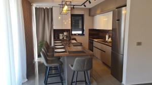 Η κουζίνα ή μικρή κουζίνα στο VAL21,VILLA 200 m FROM THE SEA WITH POOL AND FITNESs