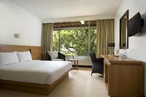 Postel nebo postele na pokoji v ubytování Hotel Santika Bandung