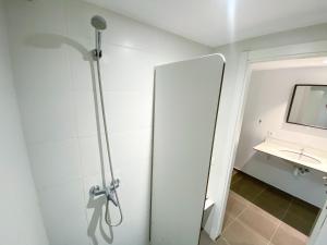 a shower stall with a mirror and a sink at Parcelas Chill-Outdoor in Perarrua