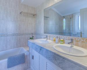 Kúpeľňa v ubytovaní Villa Kentia Mallorca, charming and stylish country house close to Palma